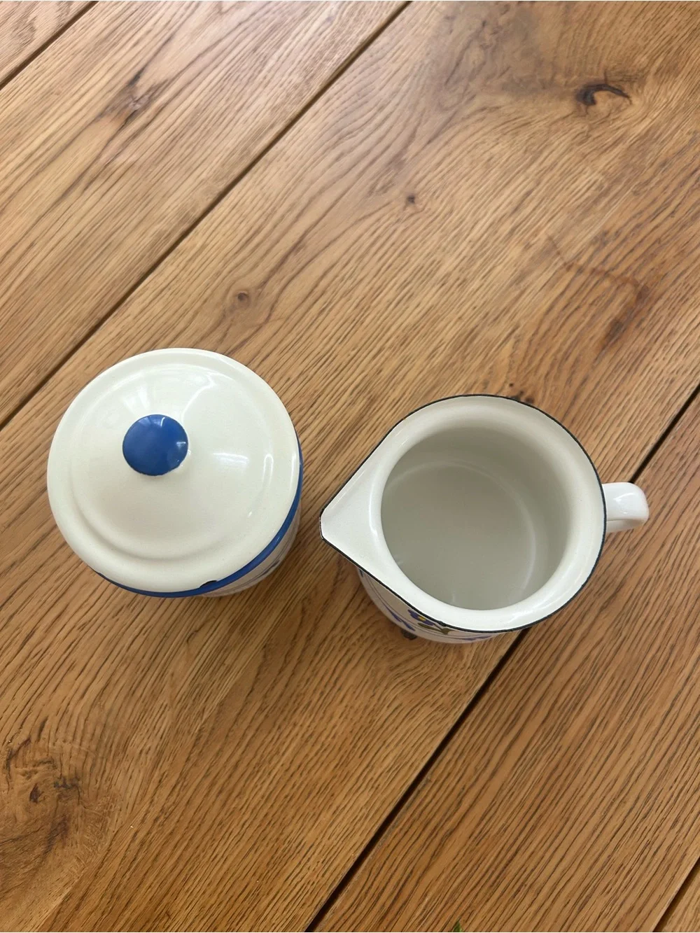 Münder Email Vintage-Style Cream/Blue Floral Enamel Creamer and Sugar Jar